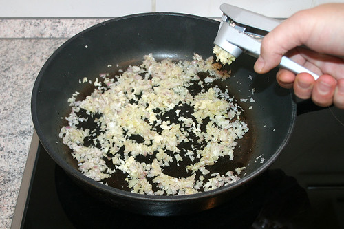 19 - Knoblauch pressen / Add garlic
