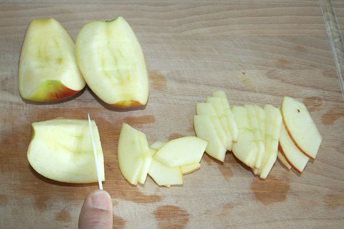 36 - Apfel in Scheiben schneiden / Cut apple into slices