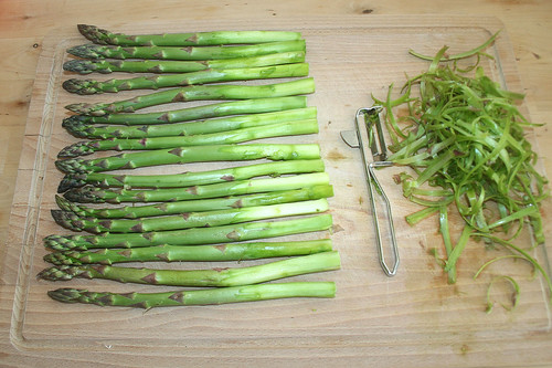 12 - Spargel schälen / Peel asparagus