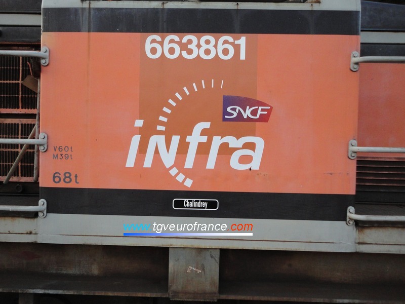 Vue des inscriptions et du logo INFRA SNCF sur la locomotive BB 63861