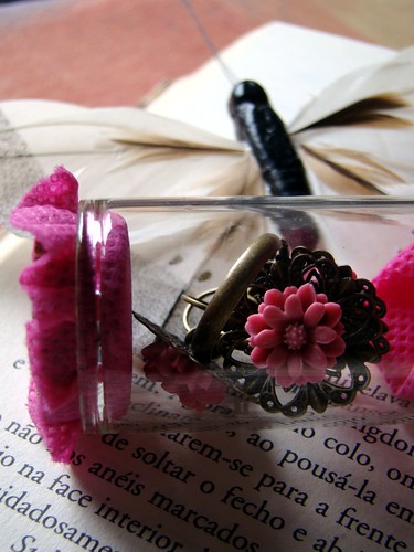 Anel e brincos rosa em frasco de vidro by kideias - Artesanato