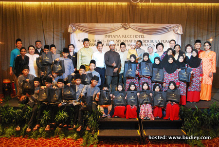Impiana KLCC Hotel management team with the children from Rumah Amal Limpahan Kasih.