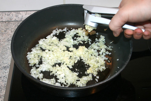 24 - Knoblauch addieren / Add garlic