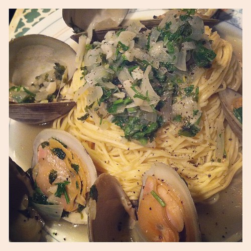 Dinner: linguine con vongole. (Sergio approved.)