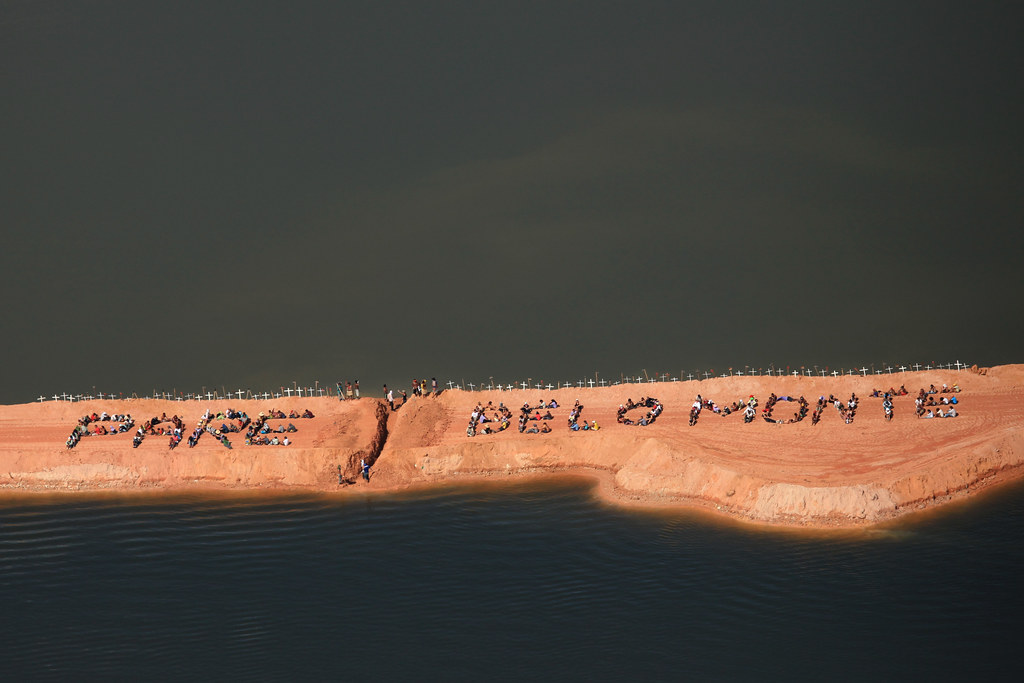 亞馬遜原住民在星谷河沙洲排出「停建美山水庫Pare Belo Monte (Stop Belo Monte)」字樣（Photo credit: Atossa Soltani/ Amazon Watch / Spectral Q）