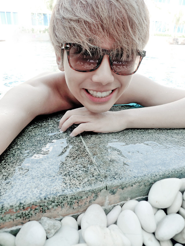 typicalben camwhore in the pool