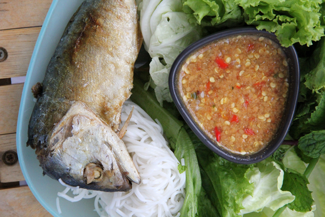Miang Pla Too (Vegetables, Noodles and Fried Mackerel) เมี่ยงปลาทู