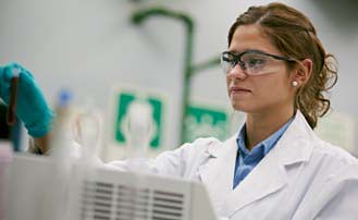 Analista química Vanessa Elizabeth De Gregorio trabaja en el laboratorio químico del Concentrador.