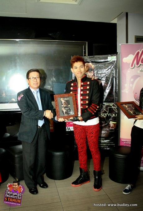 Dior menyampaikan plak penghargaan kepada Mr. Yoo, orang yang bertanggungjawab memperkenalkan dan mengetengahkan baat Dior di Korea