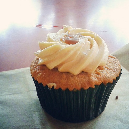 salted caramel cupcake!! @ plain vanilla bakery