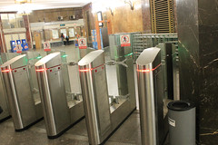 Bornes de sortie dans la station de métro