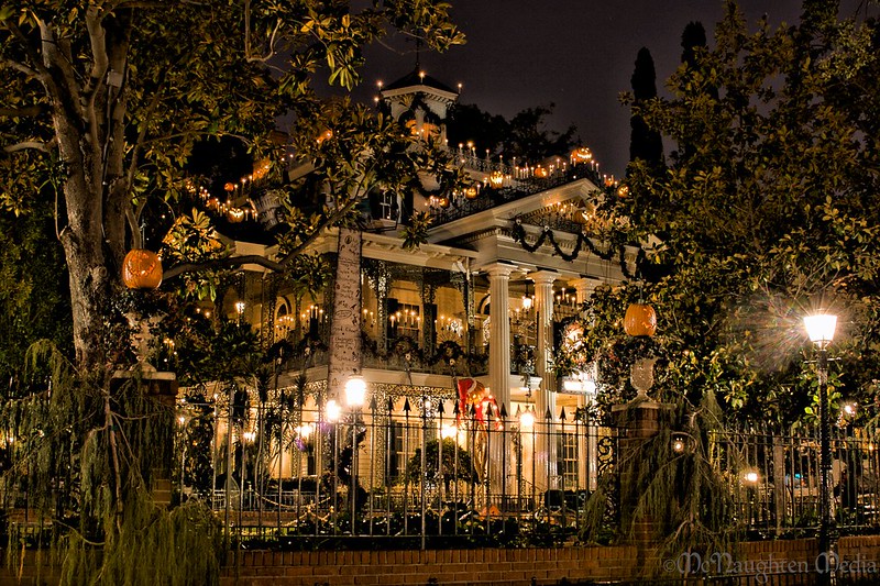 Disneyland's
                           Haunted Mansion Holiday V3