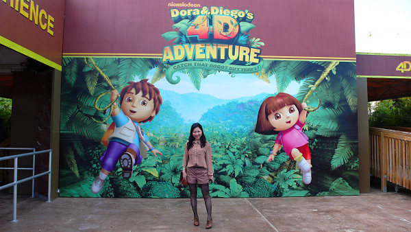 看到這個4D的廣告看板讓我想起喜歡Dora的妞妞
