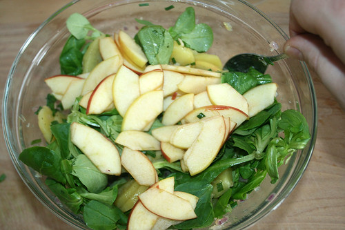 40 - Apfelstücke unterheben / Fold in apple slices