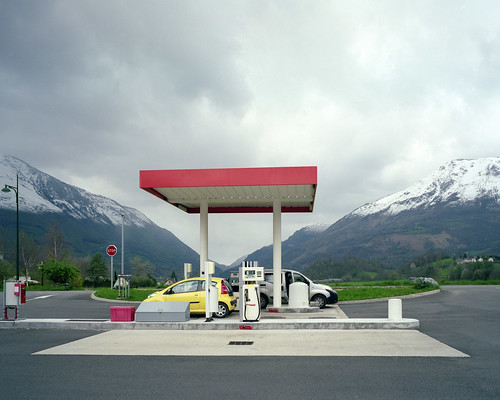 gas station 2012 04 001 by Benoit Chailleux