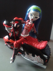 quick shot of ghoulia's scooter till i get some better lighting/weather. =P