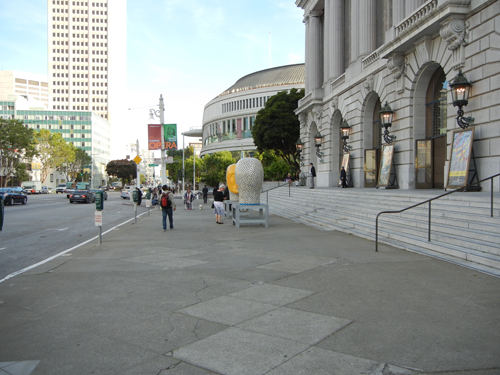 Sculpture by Jun Kaneko, Designer for San Francisco Opera's Die Zauberflöte - June 2012 _ 7925