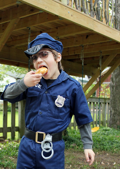 donut eatin' officer hart