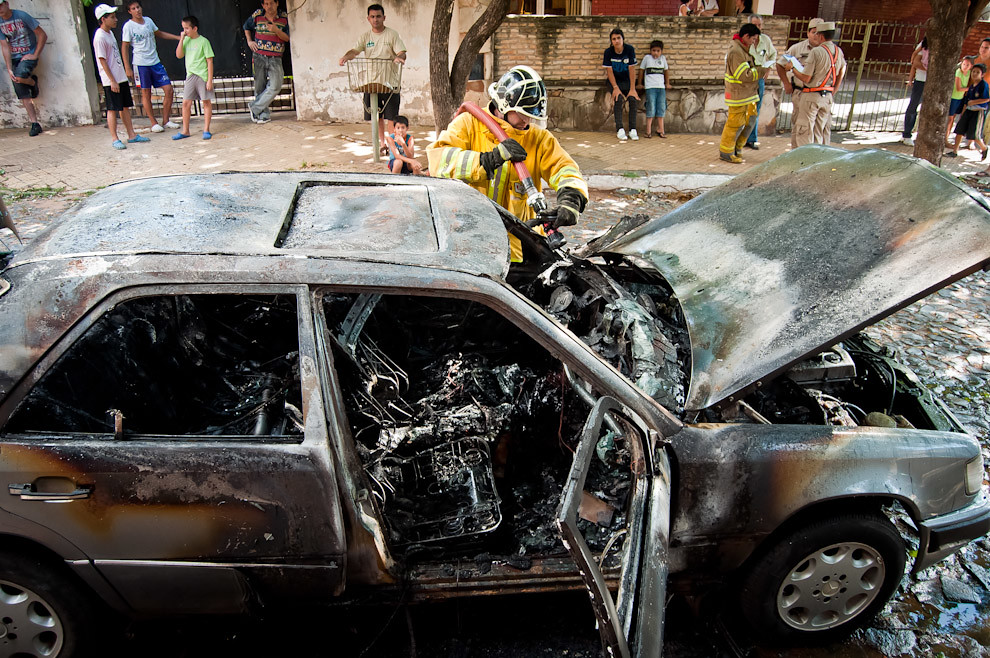 Un bombero de Sajonia se ocupa de enfriar un vehículo consumido casi totalmente por las llamas. Para que el fuego no se avive de nuevo tienen que echar más agua en la zona del foco del incendio, es un proceso de enfriamiento que asegura que el fuego no se reinincie. (Elton Núñez)