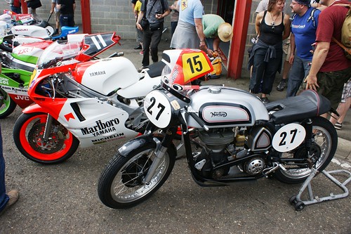 Deux générations lointaines de 500 de GP : Yamaha YZR500, ex-Eddie Lawson & Norton Manx