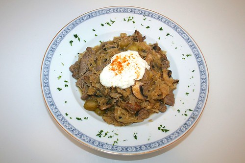 32 - Rinderfilet-Sauerkraut-Topf mit Cornichons / Fillet of beef sauerkraut stew with pickled cucumbers - Serviert