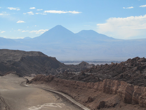 Le désert d'Atacama: vue sur le volcan Licancabur et son acolyte depuis le sommet de la Duna Mayor (Valle de la Luna)