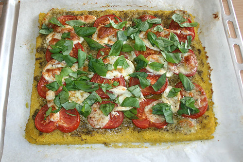 26 - Polenta-Pizza mit Büffelmozarella, Tomaten & Basilikum - Mit Basilikum garnieren / Polenta pizza with mozzarella, tomatoes & basil - garnish with basil