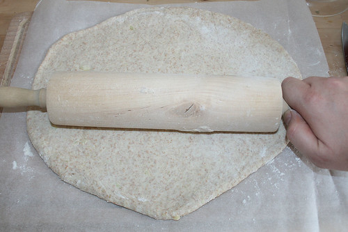 29 - Teig ausrollen / Roll dough
