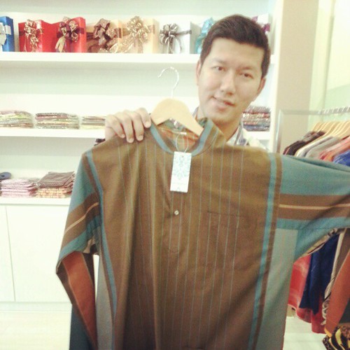 Cantek tak baju Melayu utk raya hadiah dari Zizan Nin ni?
