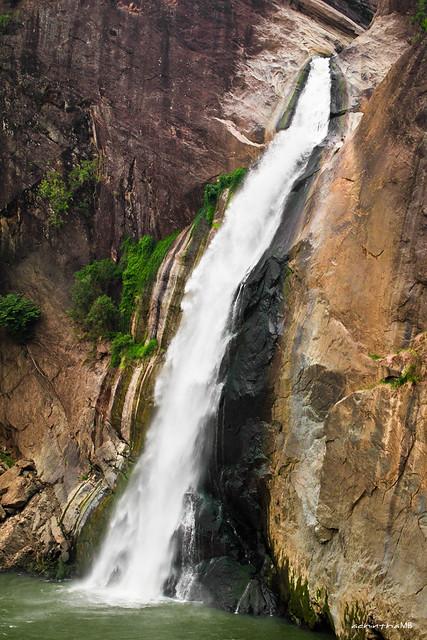 Dunhinda Falls - Sri Lanka