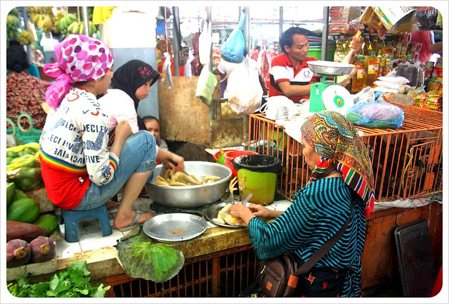 phnom penh central market chicken ladies