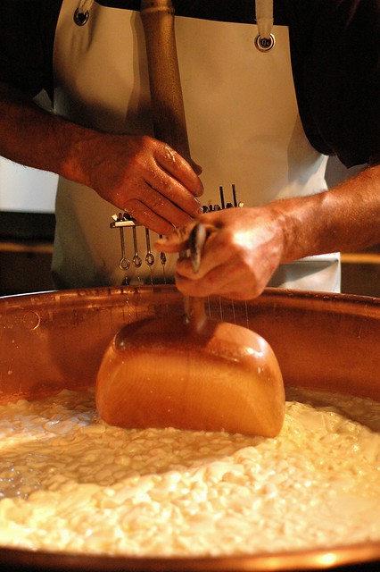 Sennerei Pontresina (Caseificio) : Peter alla produzione di formaggio #Engadina