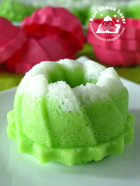 Puteri  Ayu (steamed mini pandan sponge cake)