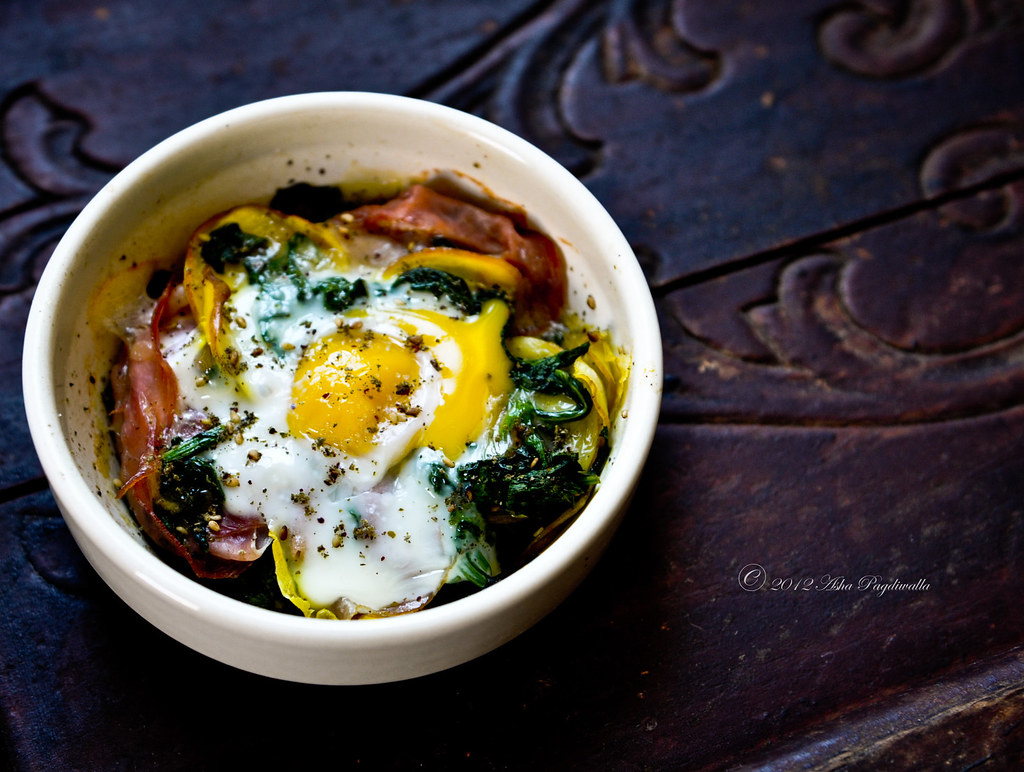 Baked eggs - ham, yellow beets, spinach