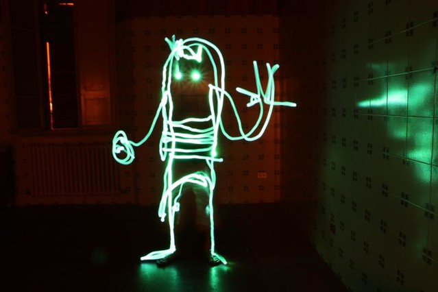 artists play with light-URKA