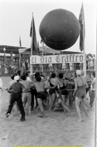 Barcelona, acto deportivo en la playa de la Barceloneta, by Octavi Centelles