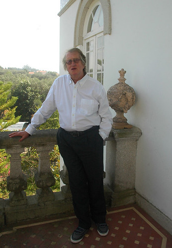 Gerrit Komrij op balkon
