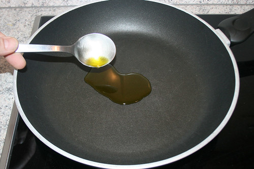 41 - Öl in Pfanne geben / Add oil to pan