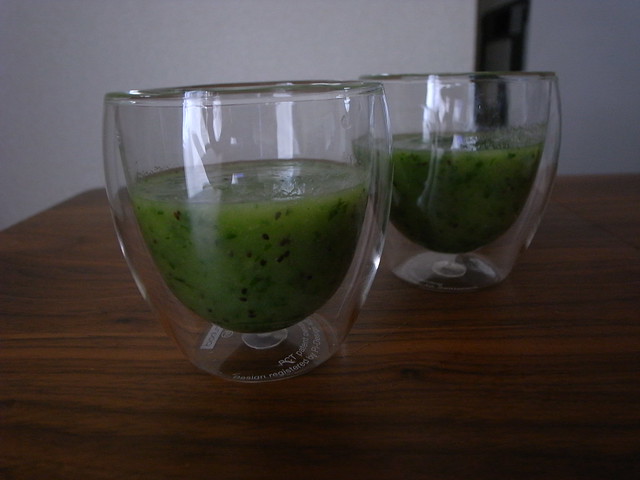 大葉とキウイのグリーンジュース