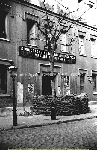 Barcelona, hechos de mayo de 1937, sindicato de la madera en la calle de Bailén. by Octavi Centelles