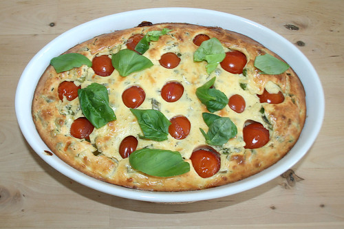 32 - Ricotta-Tomatenauflauf mit Ziegenfrischkäse / Ricotta tomato casserole with goat cream cheese - Mit Basilikum garnieren