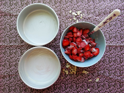 strawberry almond breakfast cake