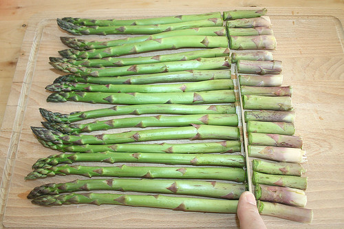 11 - Spargel kürzen / Shorten asparagus