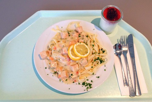 Tagliatelle mit Lachswürfel in Weißweinsauce / Tagliatelle with salmon cubes in white whine sauce