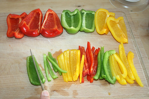 24 - Paprika in Streifen schneiden / Cut bell pepper in thin stripes