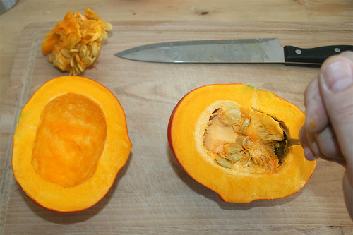 20 - Kürbis entkernen / Remove pumpkin core
