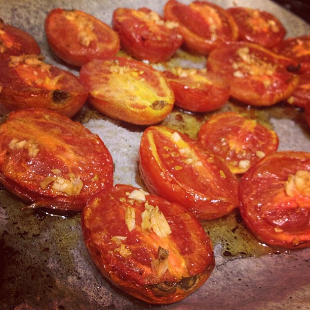 Still thinking about last night's dinner: roasted tomatoes & garlic, blended up into pasta sauce. Simple+perfect.