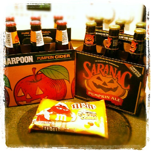 Ready for #fall and trying some new #pumpkin #beer  #harpoon #saranac #cider #candycorn #m&ms #beers #sodelicious #yumo