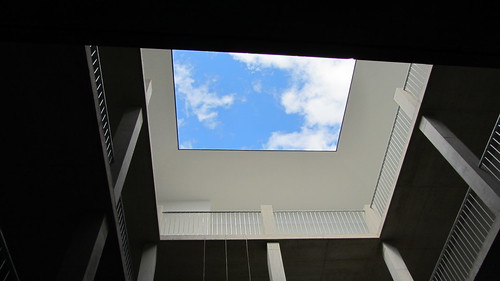 Durch den Skyframe am Dach dringt Tageslicht in den Pawlatschenhof