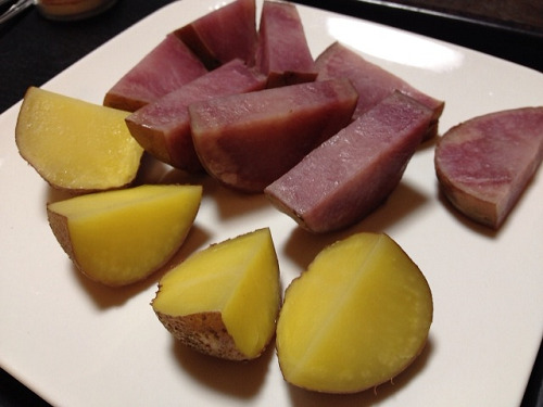 川西町産のピンク色の「ジャガイモ2種」を食べ比べ